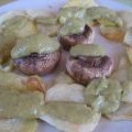 Patatas y champiñones al horno con salsa de esparragos trigueros.