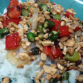 Arroz con pimiento, espárragos y anacardos