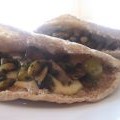 Bocadillos de hummus, champiñones y aceitunas