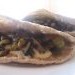 Bocadillos de hummus, champiñones y aceitunas