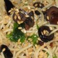 Espaguetis picantes con nueces y olivas
