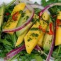Ensalada de mango, aguacate y rúcula