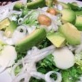 Ensalada de aguacate y nueces de macadamia...